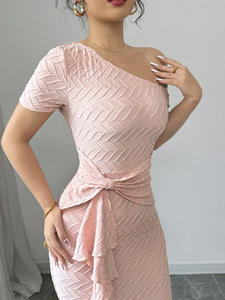 Abito lungo casual da donna elegante rosa cipria monospalla in jacquard testurizzato a maniche corte con fiocco decorativo e spacco posteriore, modello aderente - Product Image 4