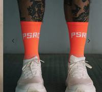 Fabricant de chaussettes de cyclisme personnalisées avec logo néon, OEM, nylon, spandex, chaussettes de sport brillantes pour hommes et femmes