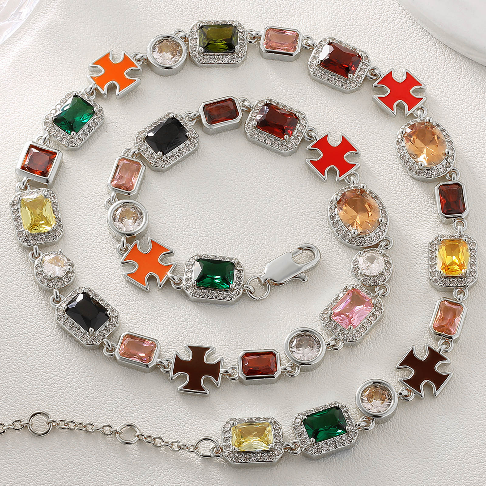 Collana di zirconio con croce d'argento