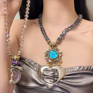 Chaîne de clavicule vintage perlée avec motifs lune et étoile - Product Image 1