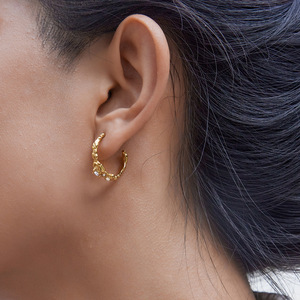 Boucles d'oreilles en diamant, or 18 carats, acier inoxydable, forme en C, avec diamant blanc, motif martelé, pour femme, à porter au quotidien - Product Image 4