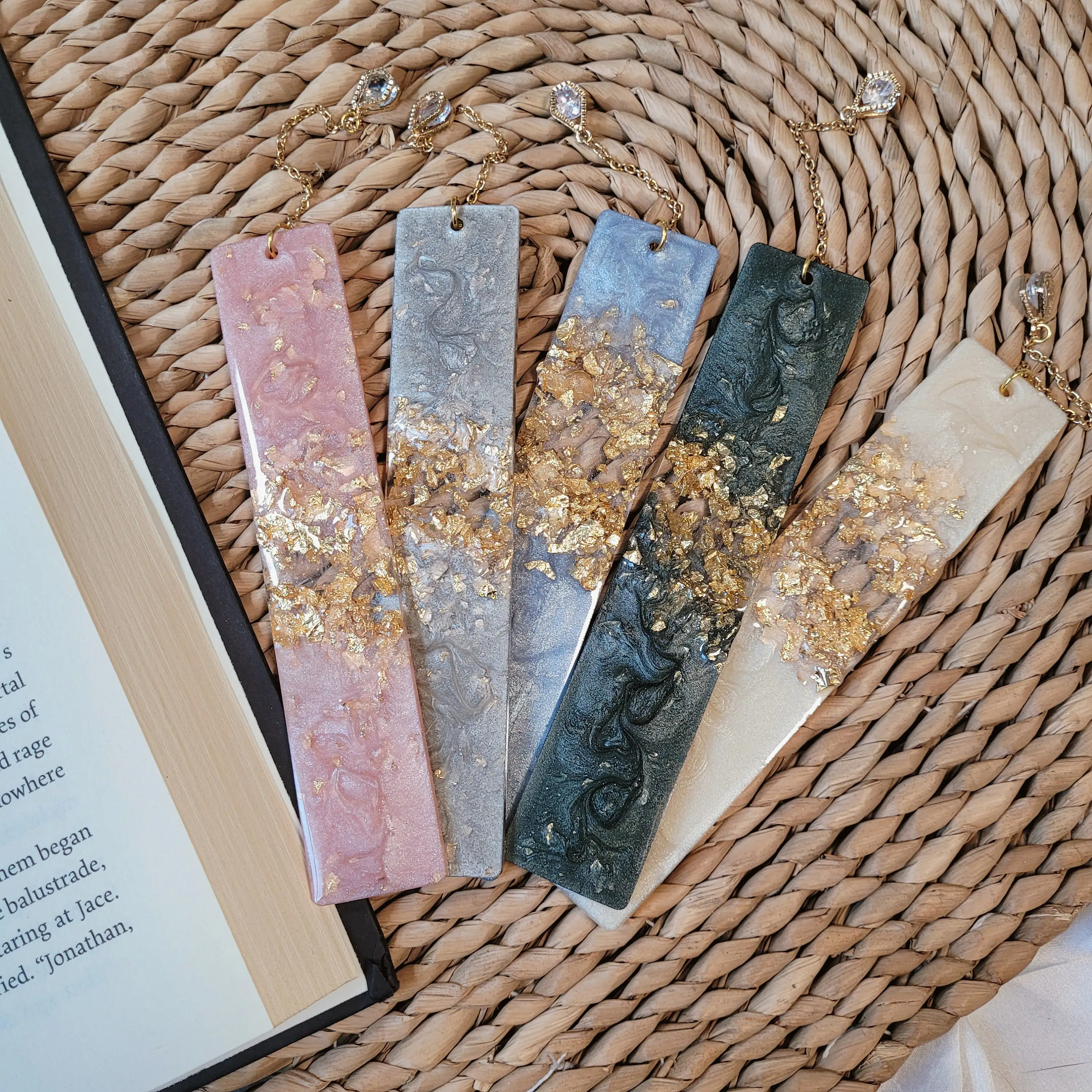हाथ से दोषपूर्ण सोने की पत्ती बनावट वाला राल बुकमार्क