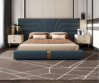 Lit double design italien moderne de luxe avec rangement et deux tables de chevet