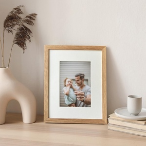 Ensemble de cadres photo en bois massif 8x10 avec passe-partout naturel pour affichage mural ou sur table, horizontal et vertical - Product Image 2