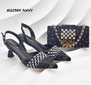 <span class=keywords><strong>Chaussures</strong></span> et sacs en pierres africaines brunes en solde dans la catégorie des escarpins pour femmes - Product Image 3
