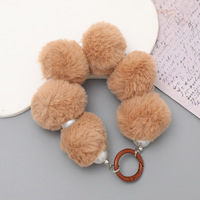 Dragonne de téléphone perlée faite main style coréen avec breloque pompon en peluche, anti-perte, cadeau pour femme
