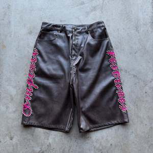 Hersteller Maßgefertigte Hochwertige Bestickte Strass-Streetwear-Ledershorts Schwere PU-Ledershorts für Herren - Product Image 1