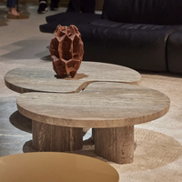 Table basse en travertin naturel de style nordique moderne et luxueux, table d'appoint irrégulière en travertin pour projet de villa Wabi Sabi