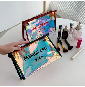 Sac fourre-tout à provisions de conception holographique laser irisé en PVC épais avec logo personnalisé avec poignée en PU à la mode et élégant - Product Image 1