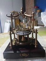 Horloge de table mécanique à balancier en laiton couleur bronze antique SM Retro Solid avec base à tiroir