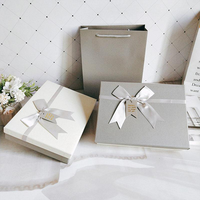 Boîtes de vêtements personnalisées de luxe, emballage avec ruban et logo, boîtes de vêtements de marque personnalisées, boîtes rigides pour vêtements personnalisées