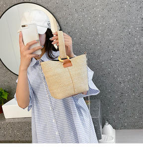 2025 nouveau sac de paille de plage à la mode bandoulière petit seau en forme de mode dames sacs à main tissés sacs pour les femmes - Product Image 4