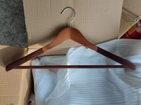 Revêtement en velours personnalisé de luxe cintres en bois à large épaule pour veste de manteau de costume