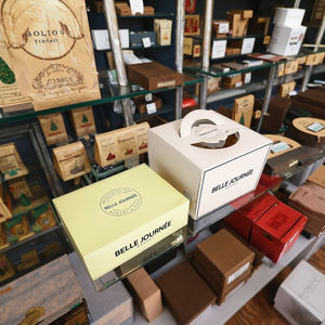 กล่องบรรจุภัณฑ์สำหรับตกแต่งเค้กคุกกี้ฟอยล์<span class=keywords><strong>หน้า</strong></span>ต่าง<span class=keywords><strong>ถ้วย</strong></span>กระดาษ<span class=keywords><strong>ฟอยล์</strong></span>ลายนูนกันน้ำโรงงานจีน - Product Image 2