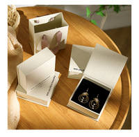 Boîte à bijoux personnalisée en papier imprimé pour mariage, emballage cadeau pour boucles d'oreilles et bagues avec doublure en velours doux pour la protection des bijoux, vente en gros
