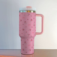 Gobelet isotherme pour voiture 40oz en acier inoxydable, rose à petites fleurs, avec poignée et paille, design moderne et minimaliste, idéal comme gobelet cadeau, pour le marché international