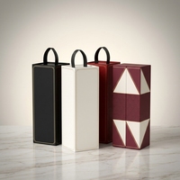 Boîte cadeau pliable personnalisée pour bouteille de vin avec fermeture magnétique et poignée, insert en carton, papier texturé et dorure à chaud