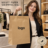 Sacs en papier kraft personnalisés avec poignées torsadées pour les boutiques de vêtements streetwear, les magasins de chaussures et la vente au détail de mode