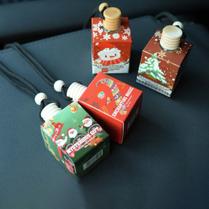 Diffuseur de parfum pour voiture Père Noël 8ml en verre avec couvercle en bois et cristal carré, cadeau de Noël à suspendre - Product Image 1