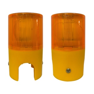 Système de feux de signalisation solaires sans fil avec clignotant de barricade à LED jaune et cône routier ambre en PC pour avertissement de sécurité - Product Image 1