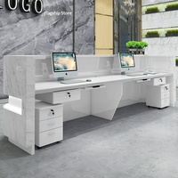 Comptoir de bar incurvé moderne en bois massif avec finition effet marbre, éclairage intégré pour hall d'entreprise, salon de beauté, clinique dentaire, hôtel
