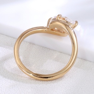 Anillo de Compromiso Hecho a Mano con Diamante Moissanite Corte Marquesa en Oro Sólido de 18k, Joyería Personalizada para Regalo del Día de San Valentín - Product Image 3