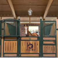 Écurie modulaire robuste en acier galvanisé avec porte hollandaise et panneaux de remplissage en bambou pour ferme équestre