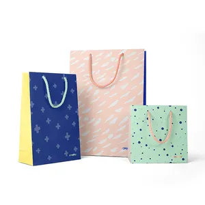 Sacolas de papel para compras de roupas de luxo personalizadas de fábrica com seu próprio logotipo pessoal, sacolas de papel para presente, 2024