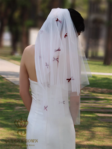 QUEENS GOWN Beau voile de mariée court avec petit nœud rouge Nouveau style de robe de mariée voile avec peigne - Product Image 4