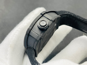 Présentons la montre-bracelet tourbillon la plus légère de 43,5 grammes avec un design à pont creux. Une montre haut de gamme. - Product Image 2