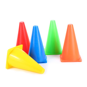 Cônes d'agilité en PE multicolores de 7,5 pouces à haute visibilité, lot de 50 avec sac de transport pour l'entraînement sportif des enfants au football - Product Image 2