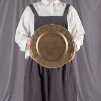 Assiettes de présentation en acrylique de style aristocrate marron foncé avec bord gaufré orné, assiettes de service rondes en plastique rétro baroques de 13 pouces