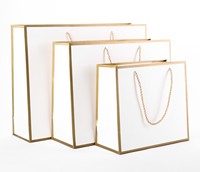 Sac en papier de luxe personnalisé et recyclable avec logo, en papier couché doré de qualité supérieure, avec poignée longue, pour emballage cadeau