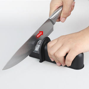 Aiguiseur de couteaux portable avec meule en céramique amovible et lavable, 2 fentes d'affûtage et couvercle de protection ouvrable - Product Image 1