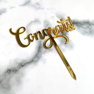 ที่ประดับเค้กอะคริลิคสีทองลาย "ขอแสดงความยินดี" สำหรับงานรับปริญญา พร้อมดีไซน์น้ำผึ้งและความหวาน - Product Image 3