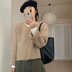 เสื้อคาร์ดิแกนถักสำหรับผู้หญิง สีพื้น กระดุมสีทอง สไตล์เรียบง่าย ใส่ซ้อนกันได้ในฤดูใบไม้ผลิ ป้องกันการเป็นขุย เสื้อแจ็คเก็ตสั้น คอทรงโอ แขนยาว ผ้าบาง - Product Image 1