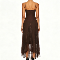 Robe midi marron chocolat pour femme avec empiècements en dentelle, bretelles spaghetti, col carré et superposition transparente, idéale pour les soirées et cocktails