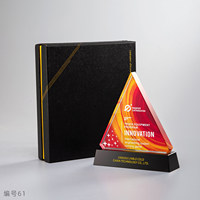 Trophée en cristal K9 personnalisé avec impression UV couleur intégrale, base noire brillante, logo et texte gravés