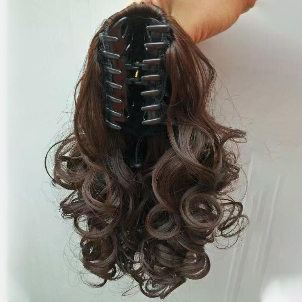 ผมหางม้าสั้นหยิกหยักศกพร้อมกิ๊บติดผมขนาดใหญ่ [สีน้ำตาลเข้ม]