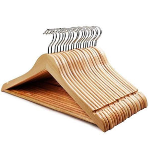 Cintre <span class=keywords><strong>en</strong></span> <span class=keywords><strong>bois</strong></span> léger antidérapant avec encoches pour les épaules et barre transversale - Product Image 1