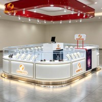 Vitrine de présentation de bijoux en verre trempé incurvé avec éclairage LED pour colliers, bagues et bracelets, idéale pour les centres commerciaux de luxe