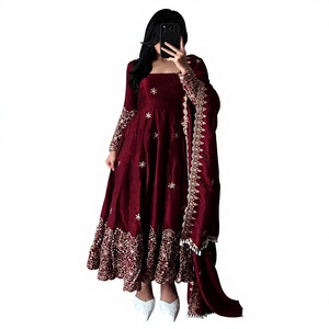 Robe longue traditionnelle indienne et pakistanaise pour femmes, brodée, avec dupatta, coupe ample, en coton, pour mariage, couleur Rose Madder - Product Image 1
