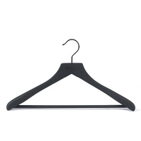 Cintres en bois noir Cintre en bois enduit de caoutchouc personnalisé avec barre pour costume de manteau
