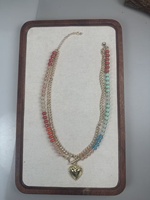 Collier en perles de résine colorées Dopamine avec pendentif cœur plaqué or, chaîne superposée pour femme, idéal pour les fêtes, la plage, les vacances, ou comme cadeau.