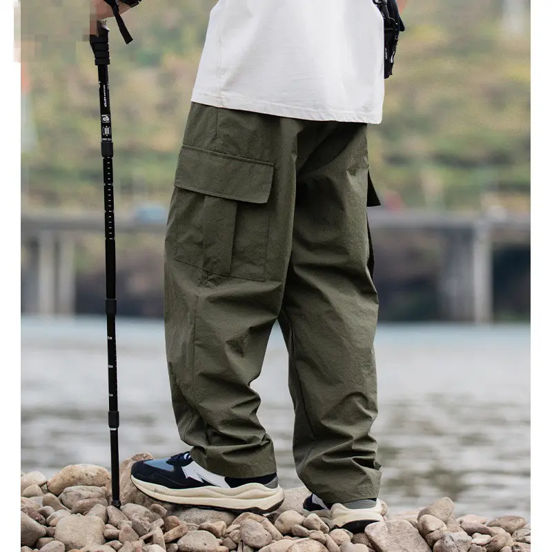 Pantalones de trabajo con bolsa de parche 3D para hombre primavera nuevo estilo de montaña ligero diseño plisado suelto pantalones largos informales para ropa de hombre