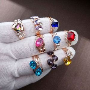 Lot en gros de bagues plaquées or avec cristaux pour femmes, bijoux colorés en strass et zircon, bagues de mariage vintage et tendance - Product Image 3