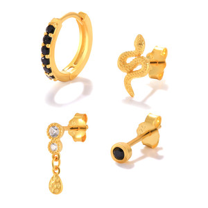 ROXI Vente en gros de bijoux pour femmes et filles : Ensemble de boucles d'oreilles clous serpent plaqué or, créoles et manchettes d'oreille - Product Image 1