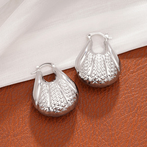 Orecchini a polsino a conchiglia da donna, eleganti gioielli alla moda per vacanze al mare - Product Image 5
