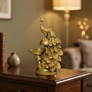Nirmala Handicrafts – Lampe à huile traditionnelle indienne en laiton sculpté à la main, motif paon et champignon, avec queue de paon sculptée, pour temple - Product Image 2