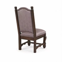 Chaise de salle à manger coloniale espagnole à dossier haut avec revêtement en damassé mauve, tablier sculpté, pieds cabriole et garniture cloutée